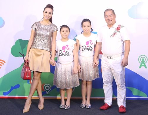 Cả gia đình Minh Khang - Thúy Hạnh cùng đi sự kiện